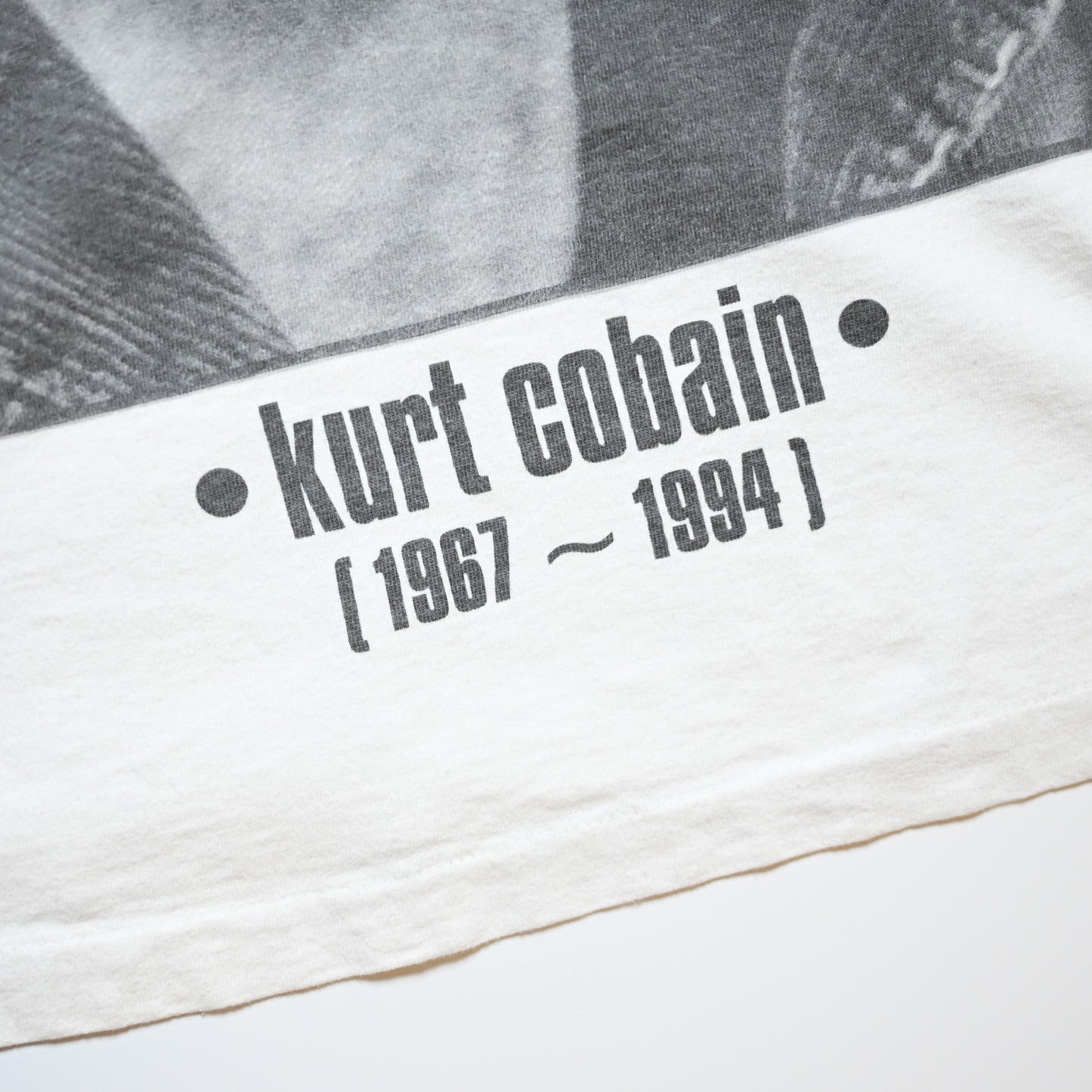 NIRVANA KURT COBAIN MEMORIAL MONOCHROME PORTRAIT WHITE LS SCREENSTARS XL(g_1004)