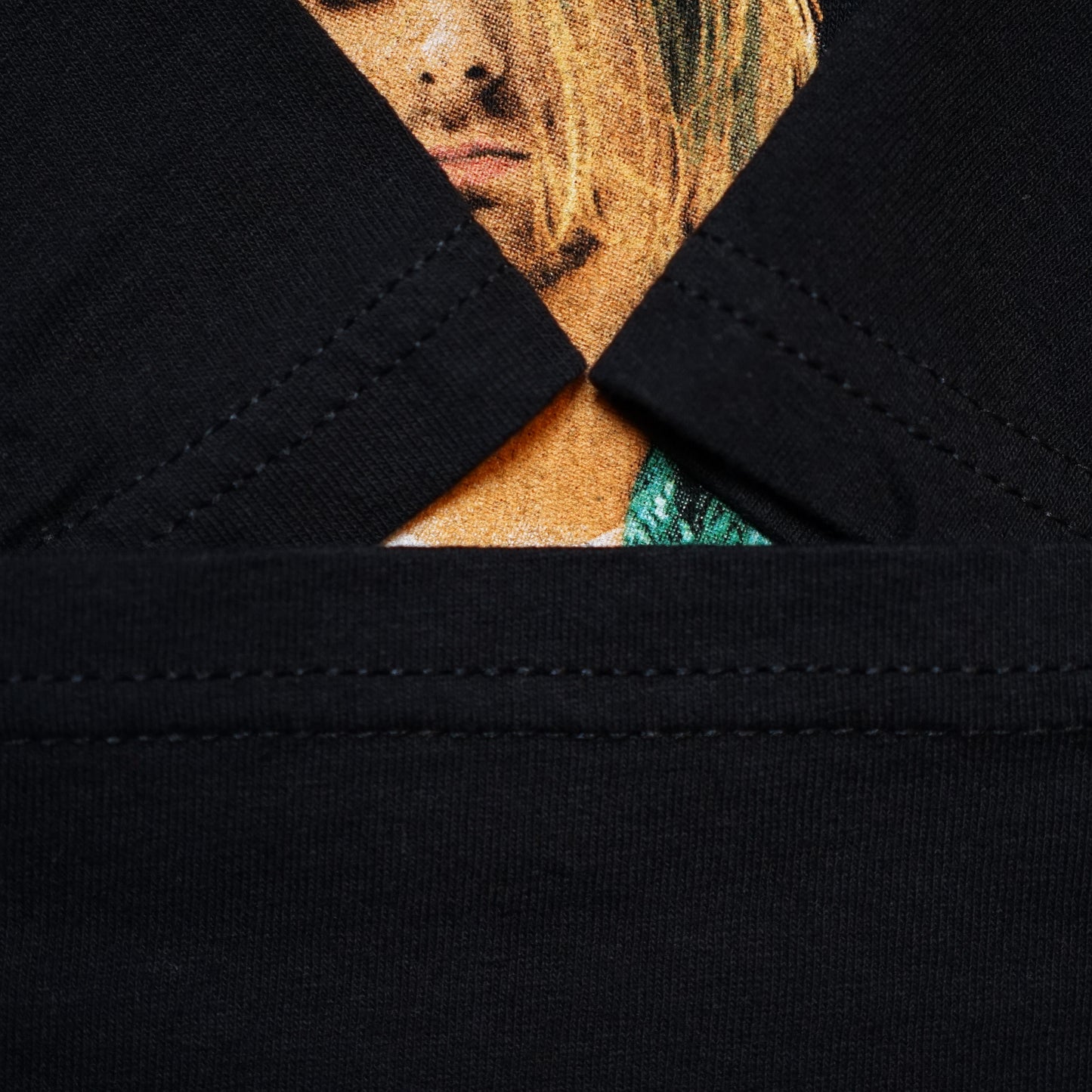 NIRVANA KURT COBAIN DRESS WEARING GILDAN XL (b_1229)