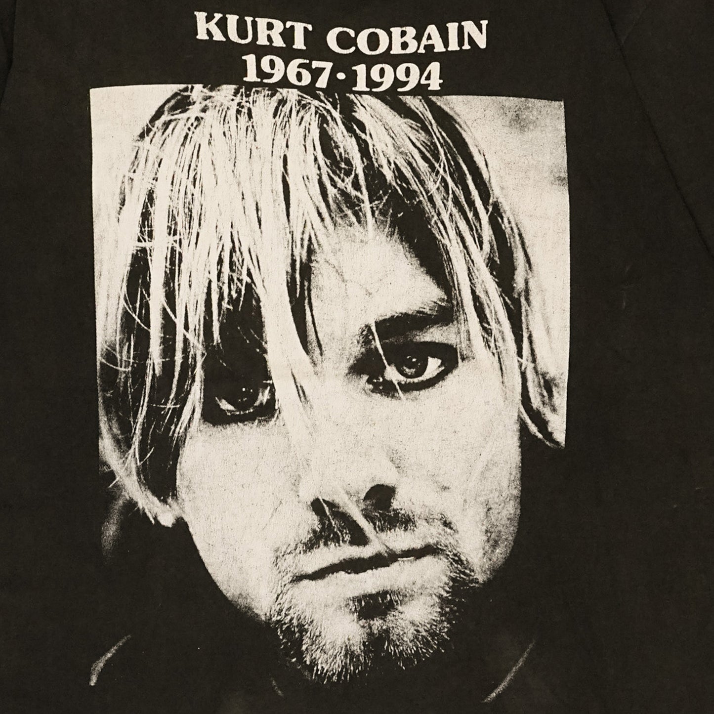 NIRVANA KURT COBAIN MEMORIAL MONOCHROME PORTRAIT BLACK CUTTAG XL相当 (zo_51011)